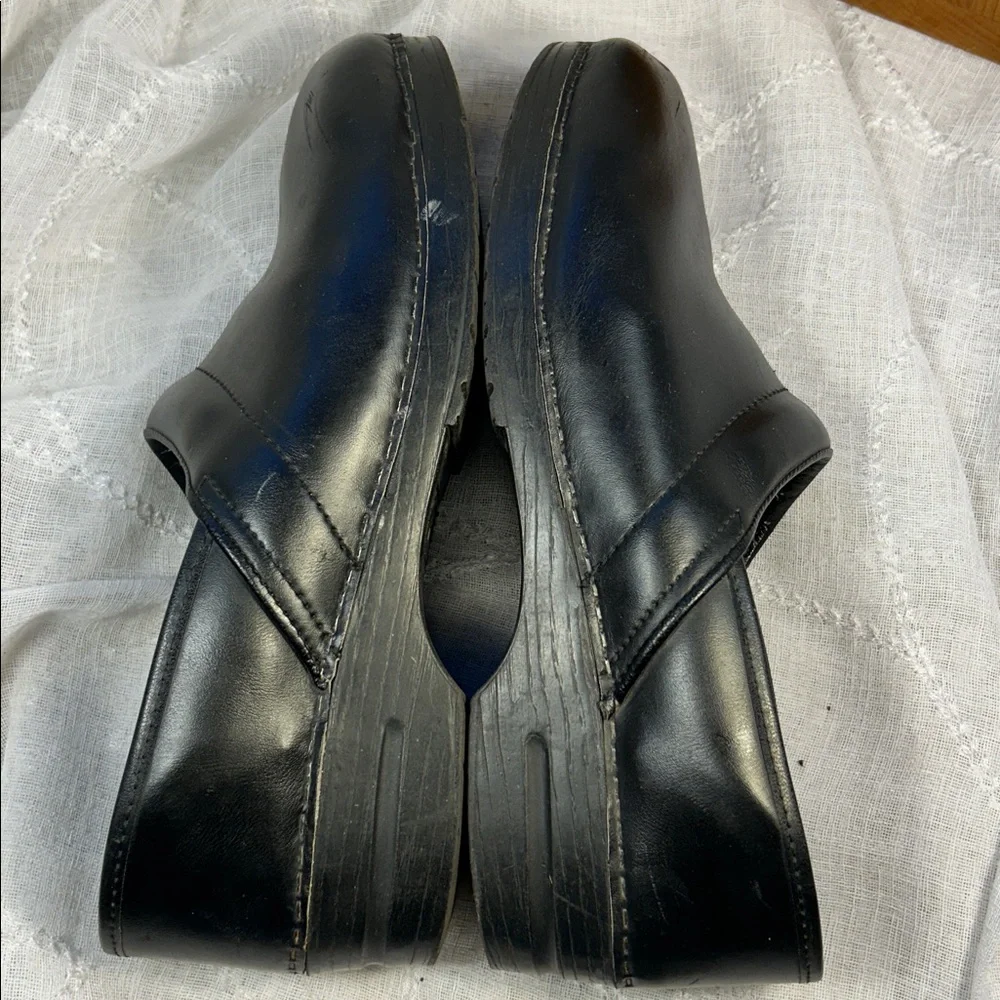 Dansko leather preloved clogs